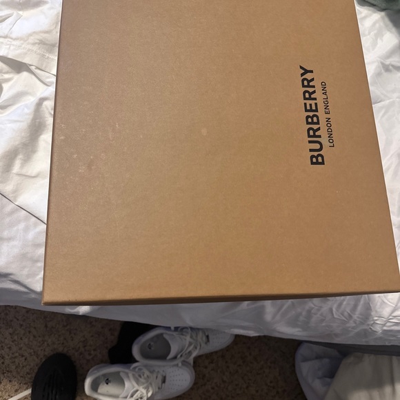 Burberry shoes size 10(43) good shape, no scrapes scratches or dings - Picture 6 of 7